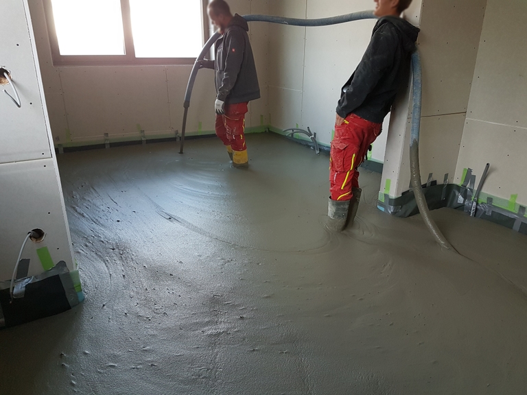 Einfaches Einbringen des Schaumbetons mittels Schlauch