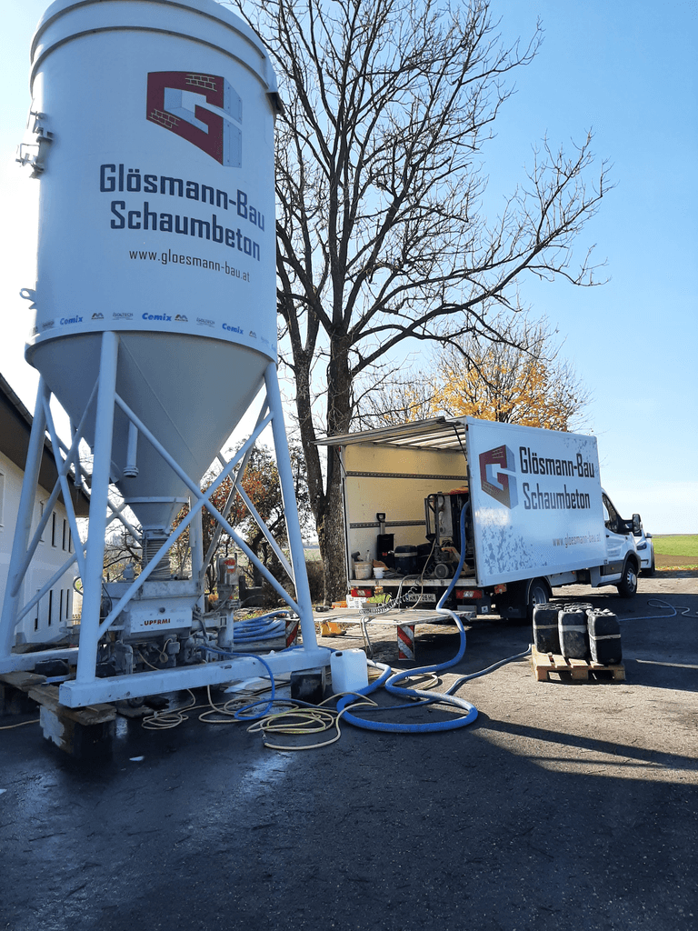 Typischer Standplatz für Schaumbeton-Silo und Mischanlage